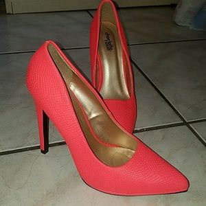 pointed toe heel